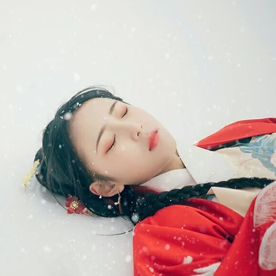 冷艷紅衣白雪女生頭像，唯美古風(fēng)真人頭像