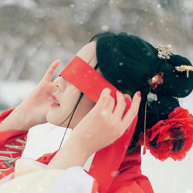 冷艷紅衣白雪女生頭像，唯美古風(fēng)真人頭像