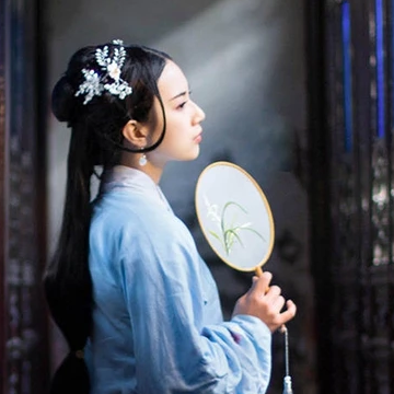 古典藍衣帶團扇女生頭像，唯美古風(fēng)真人頭像