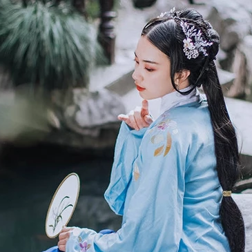 古典藍衣帶團扇女生頭像，唯美古風(fēng)真人頭像
