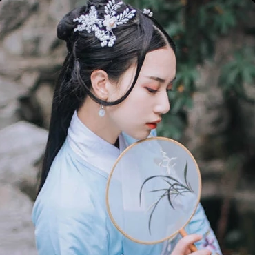 古典藍衣帶團扇女生頭像，唯美古風(fēng)真人頭像