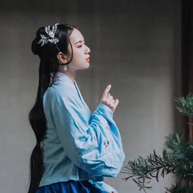 古典藍衣帶團扇女生頭像，唯美古風(fēng)真人頭像
