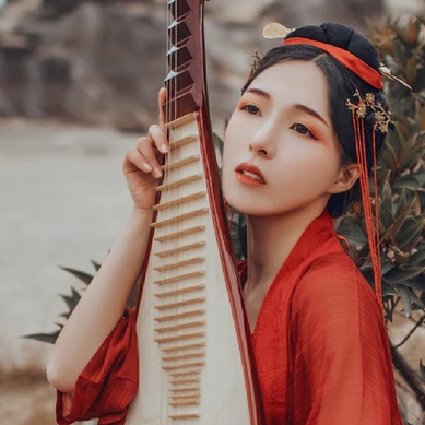 紅裳彈琵琶女生頭像，唯美古風(fēng)真人頭像