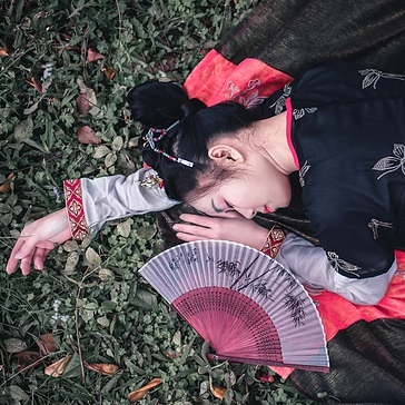 山茶花帶折扇女生頭像，唯美古風(fēng)真人頭像