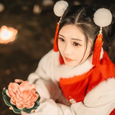 新春吉祥拿福女生頭像，蓮花燈唯美古風(fēng)頭像
