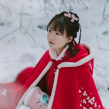 冰雪天地紅衣女生頭像，唯美古風真人頭像