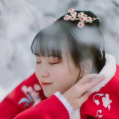 冰雪天地紅衣女生頭像，唯美古風真人頭像