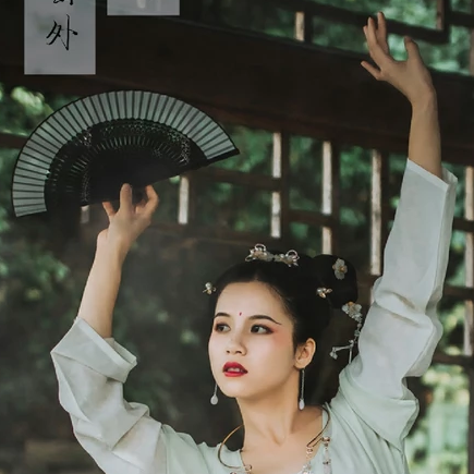 嬌艷帶折扇女生頭像，唯美古風(fēng)真人頭像