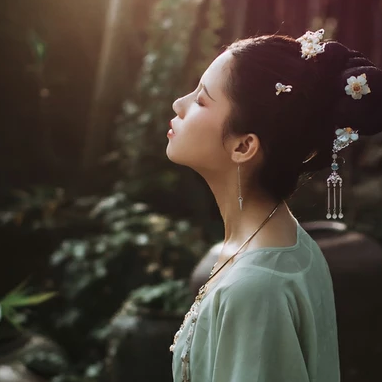 嬌艷帶折扇女生頭像，唯美古風(fēng)真人頭像