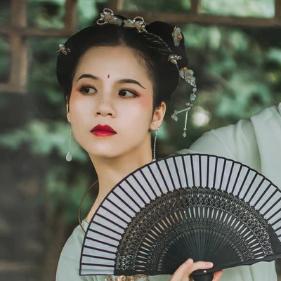 嬌艷帶折扇女生頭像，唯美古風(fēng)真人頭像
