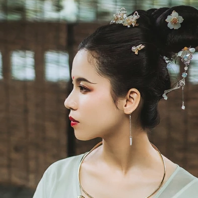 嬌艷帶折扇女生頭像，唯美古風(fēng)真人頭像