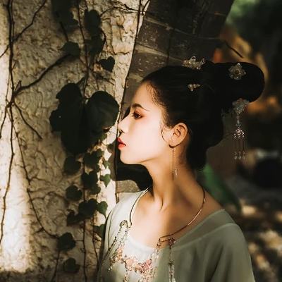 嬌艷帶折扇女生頭像，唯美古風(fēng)真人頭像