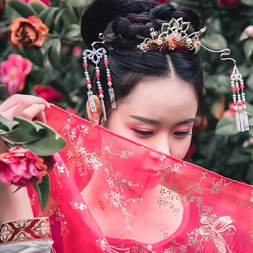 山茶花帶折扇女生頭像，唯美古風(fēng)真人頭像