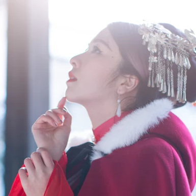 紅衣白雪女生頭像，唯美古風(fēng)真人頭像