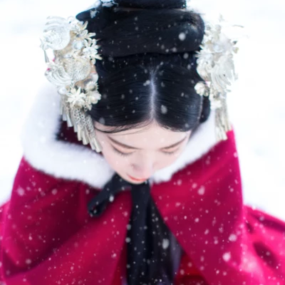 紅衣白雪女生頭像，唯美古風(fēng)真人頭像