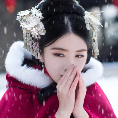 紅衣白雪女生頭像，唯美古風(fēng)真人頭像