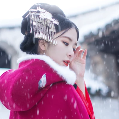 紅衣白雪女生頭像，唯美古風(fēng)真人頭像