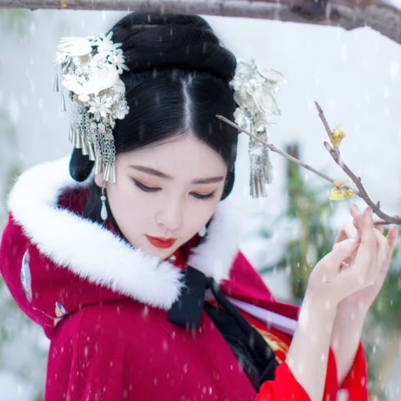 紅衣白雪女生頭像，唯美古風(fēng)真人頭像