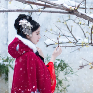 紅衣白雪女生頭像，唯美古風(fēng)真人頭像