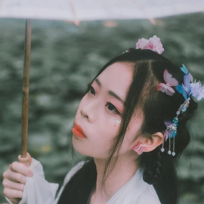 清新淡雅帶傘女生頭像，唯美古風(fēng)真人頭像