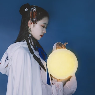 月色下拿燈女生頭像，唯美古風(fēng)真人頭像
