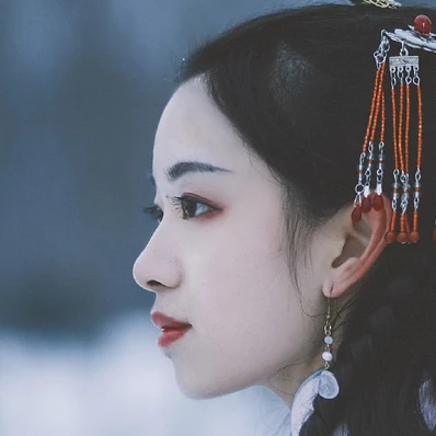 月色下拿燈女生頭像，唯美古風(fēng)真人頭像