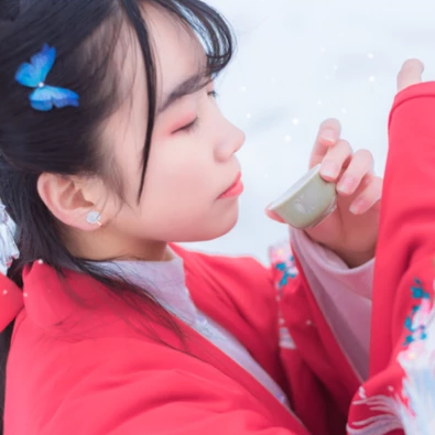 白雪紅衣女生頭像，唯美古風真人頭像