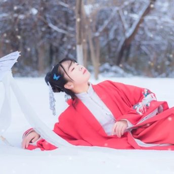 白雪紅衣女生頭像，唯美古風真人頭像