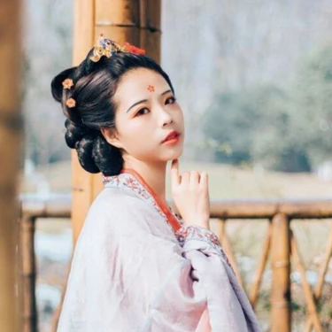 古典梅花妝女生頭像，唯美古風(fēng)真人頭像