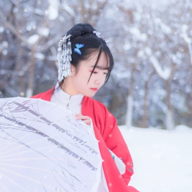 白雪紅衣女生頭像，唯美古風(fēng)真人頭像