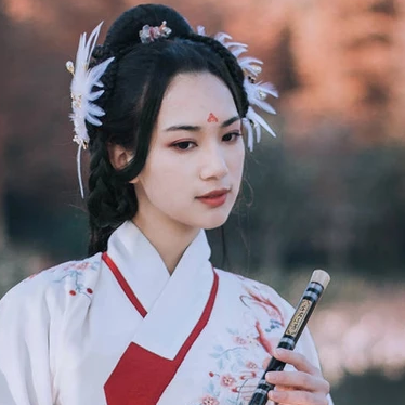 典雅帶團(tuán)扇女生頭像，唯美古風(fēng)真人頭像