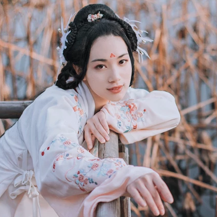 典雅帶團(tuán)扇女生頭像，唯美古風(fēng)真人頭像