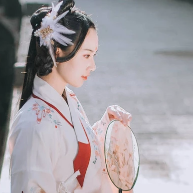 典雅帶團(tuán)扇女生頭像，唯美古風(fēng)真人頭像
