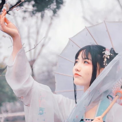 翩翩仙舞帶傘女生頭像，唯美古風真人頭像