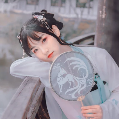翩翩仙舞帶傘女生頭像，唯美古風(fēng)真人頭像
