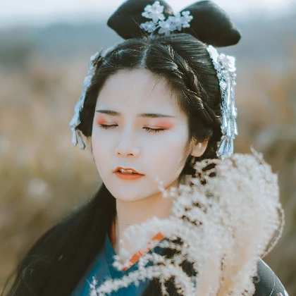 蘆葦飄揚(yáng)女生頭像，唯美古風(fēng)真人頭像