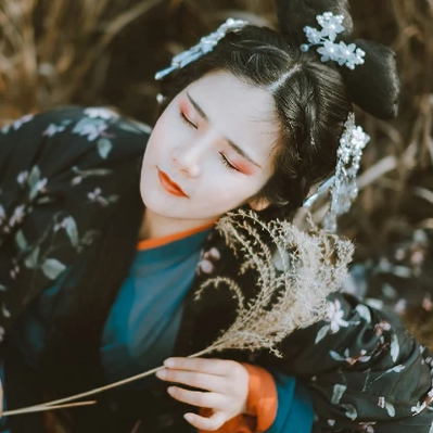 蘆葦飄揚(yáng)女生頭像，唯美古風(fēng)真人頭像