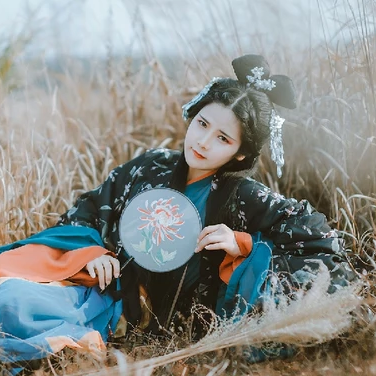 蘆葦飄揚(yáng)女生頭像，唯美古風(fēng)真人頭像