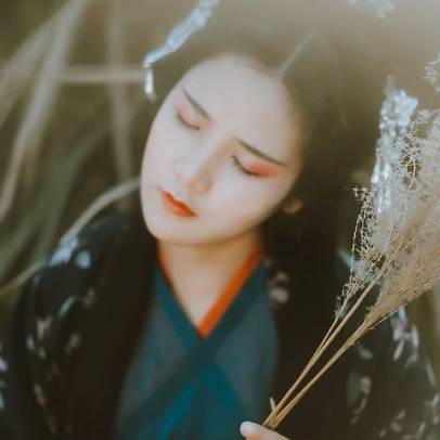 蘆葦飄揚(yáng)女生頭像，唯美古風(fēng)真人頭像