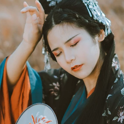 蘆葦飄揚(yáng)女生頭像，唯美古風(fēng)真人頭像