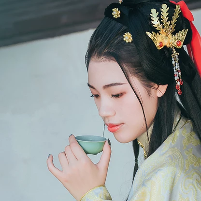 樹蔭帶團(tuán)扇女生頭像，唯美古風(fēng)真人頭像
