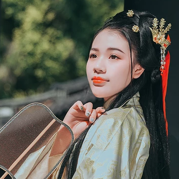 樹蔭帶團(tuán)扇女生頭像，唯美古風(fēng)真人頭像