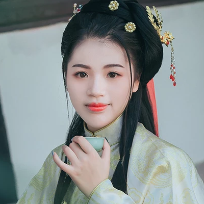 樹蔭帶團(tuán)扇女生頭像，唯美古風(fēng)真人頭像