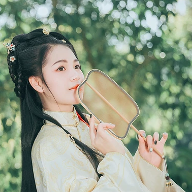 樹蔭帶團(tuán)扇女生頭像，唯美古風(fēng)真人頭像