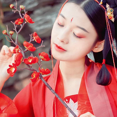 紅梅紅衣女生頭像，唯美古風(fēng)真人頭像