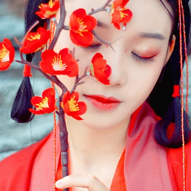 紅梅紅衣女生頭像，唯美古風真人頭像
