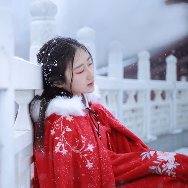 雪飄飄紅衣帶傘女生頭像，唯美古風(fēng)真人頭像