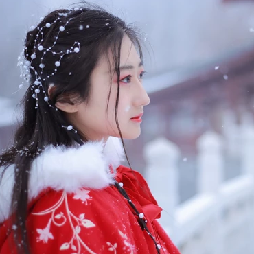 雪飄飄紅衣帶傘女生頭像，唯美古風(fēng)真人頭像