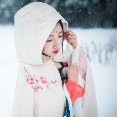 雪地帶披風女生頭像，唯美古風真人頭像