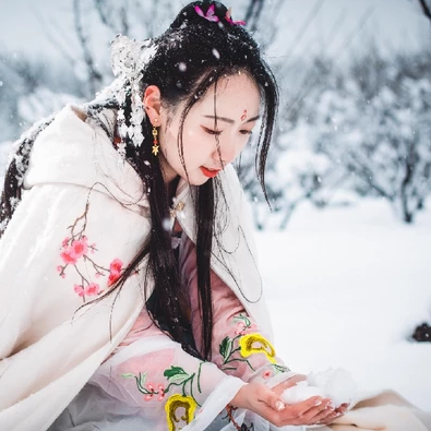 雪地帶披風(fēng)女生頭像，唯美古風(fēng)真人頭像